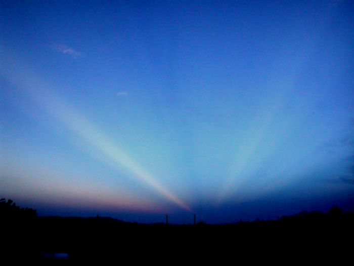 Convergent rays in the east
